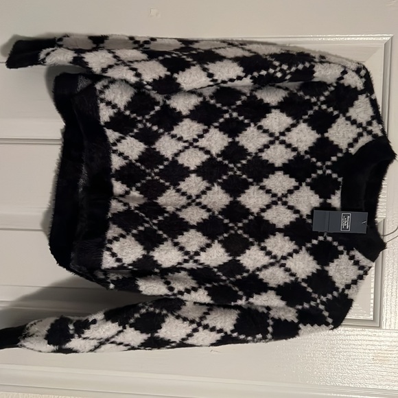 Abercrombie & Fitch - Picture 3 of 6